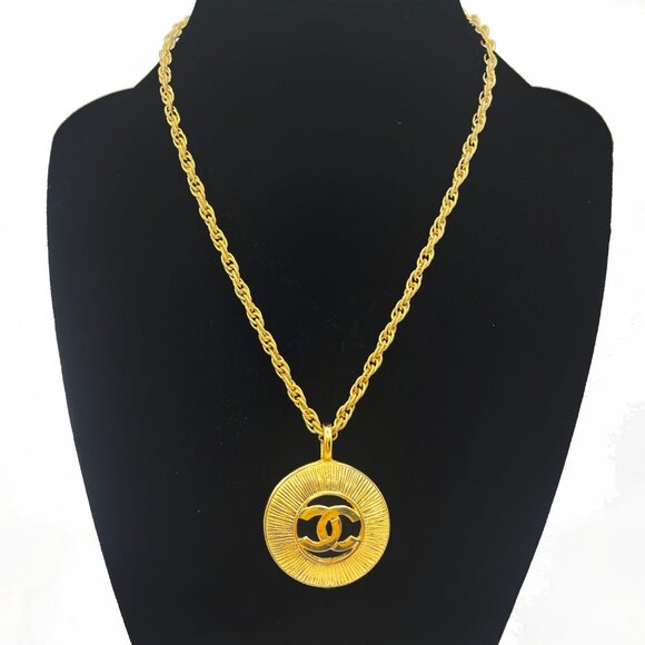 Authentic CHANEL CC Vintage 24K Gold Plated Necklace Chain Medallion Pendant - Picture 5 of 11